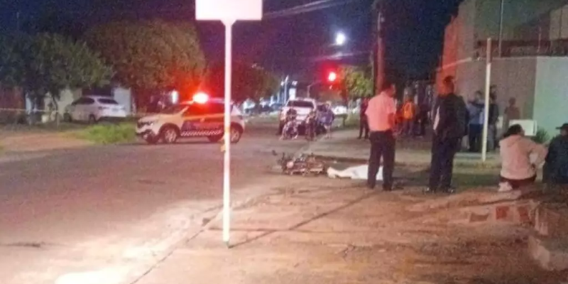 Corpo da vítima foi coberto com lençol branco. (Foto: Direto das Ruas)