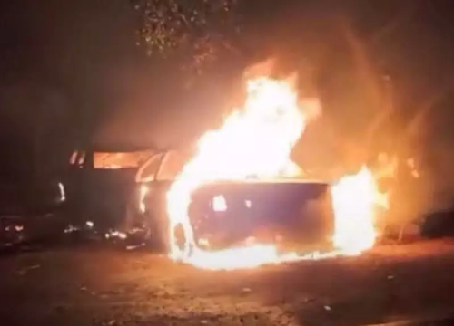 Carro em chamas após ataque a posto da Polícia Nacional na fronteira