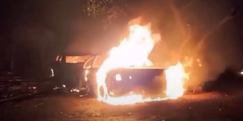 Carro em chamas após ataque a posto da Polícia Nacional na fronteira