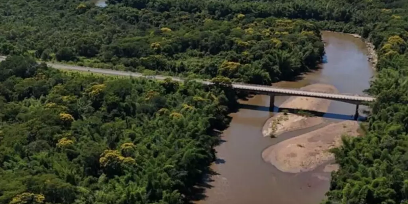 Imagem aérea da ponte da MS-345 que passa sobre o Rio Miranda (Foto: Divulgação / Prefeitura de Bonito)