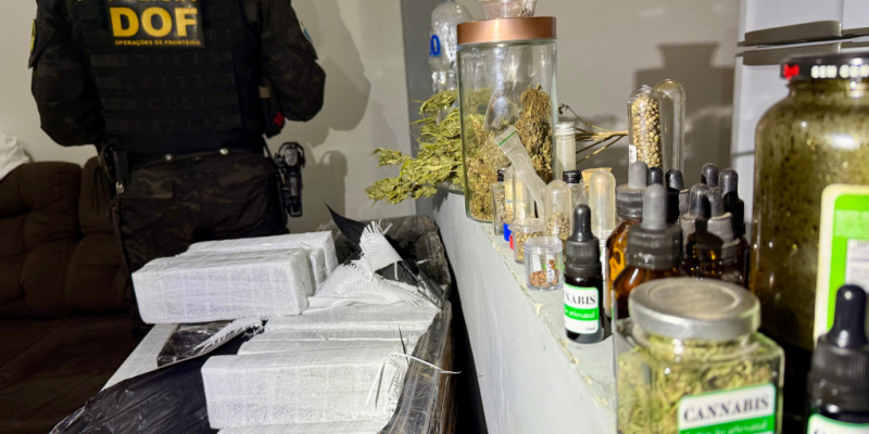 Policiais do DOF na casa que funcionava como entreposto do tráfico (Foto: DOF/Divulgação)