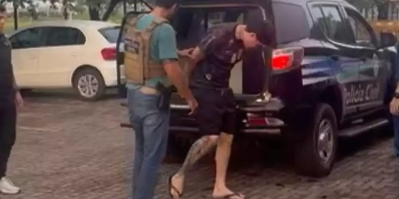 Agressor chegando na Deam após cumprimento de mandado. (Foto: Divulgação)