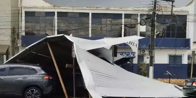 Estrutura metálica atingiu a rede elétrica e interrompeu o fornecimento de energia na região central da cidade