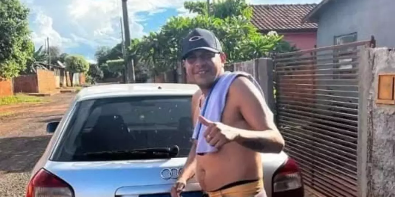 Claudinei foi atingido por seis disparos enquanto estava sentado no sofá (Foto: Reprodução)