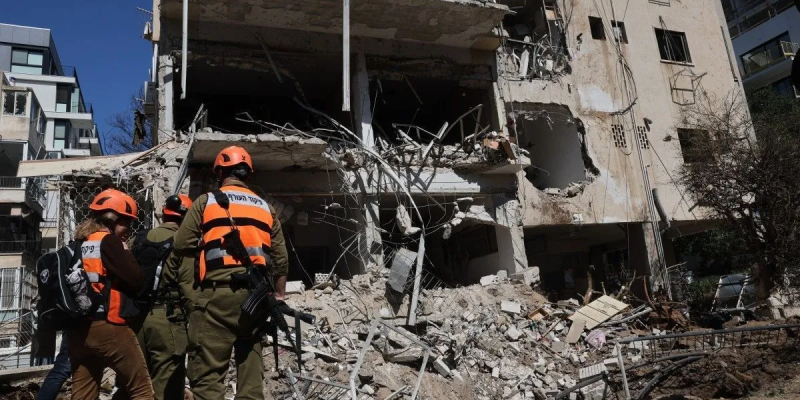 Prédio é destruído após ataques iranianos em Israel - Imagem - Jack Guez / AFP
