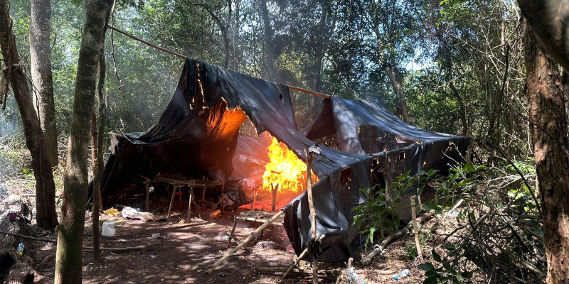 Acampamento usado por trabalhadores na roça (Foto: Senad/Divulgação)
