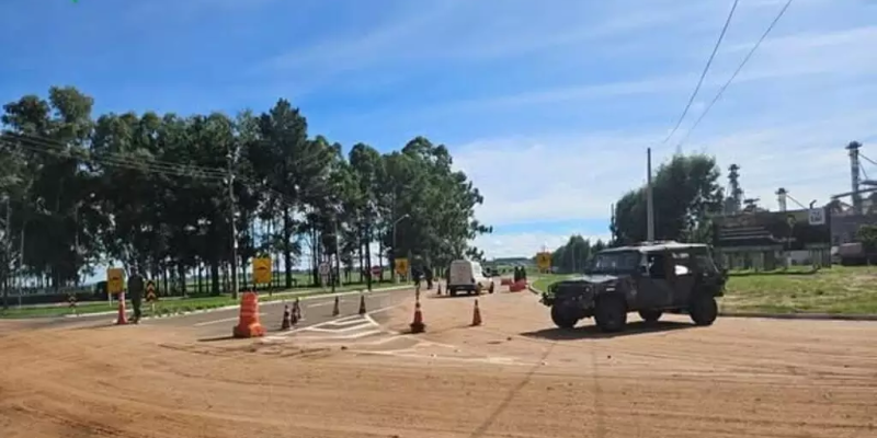 Equipes do Exército de plantão em barreira na fronteira. (Foto: Arquivo/Campo Grande News)