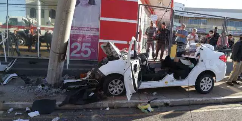 Carro destruído após colisão com poste na Júlio de Castilho. (Foto: Kísie Ainoã)
