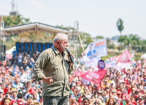 Lula também ampliou a vantagem sobre Flávio Bolsonaro em um ponto na simulação de segundo turno Imagem - Ricardo Stuckert