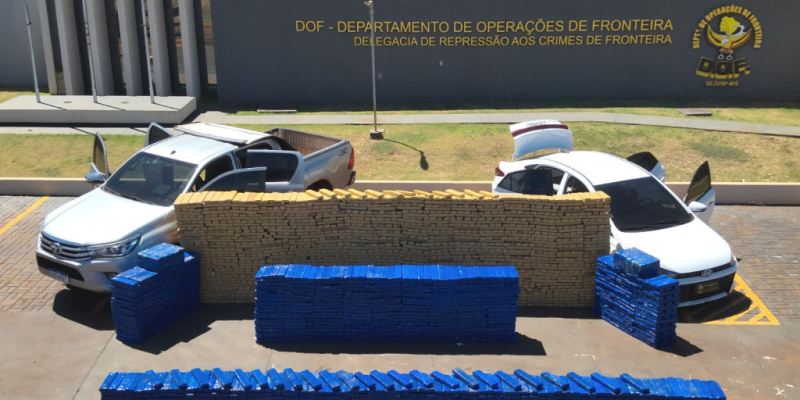 Os dois veículos e os tabletes de maconha em frente à sede do DOF (Foto: Divulgação)