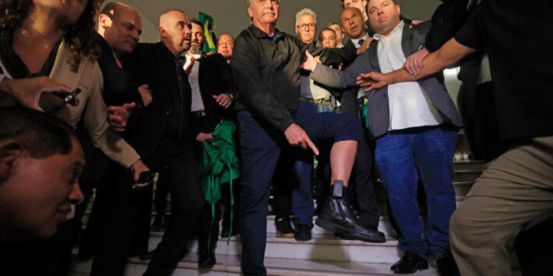 O ex-presidente Jair Bolsonaro mostra para jornalistas a tornozeleira eletrônica - Imagem - Wilton Junior/Estadão