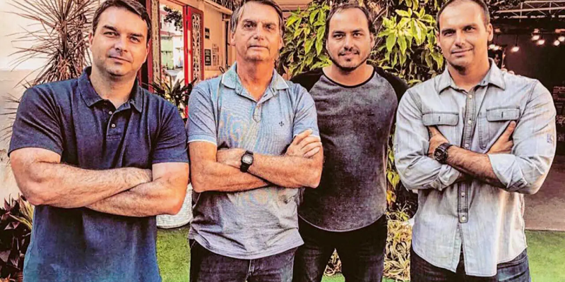 Família Bolsonaro: Flávio, Jair, Carlos e Eduardo -  (//Reprodução)