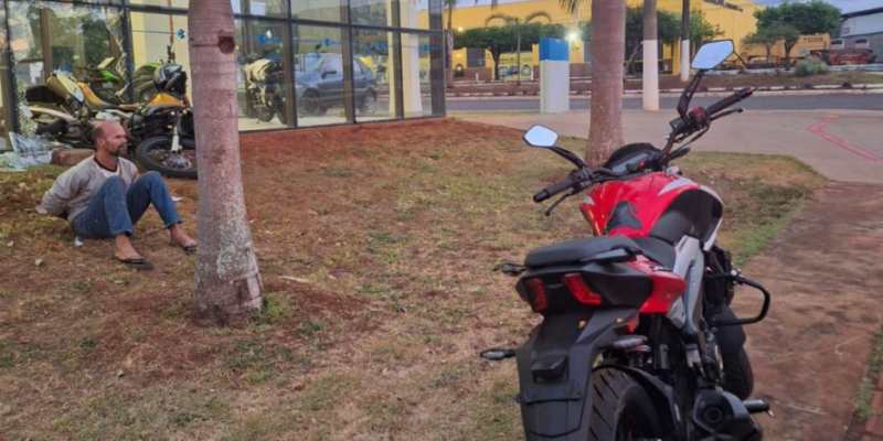 Luciano algemado ao lado de motos que tentou furtar (Foto: Divulgação)