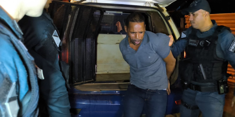 Momento em que Cristian é colocado dentro da viatura da Polícia Militar (Foto: Leandro Holsbach)