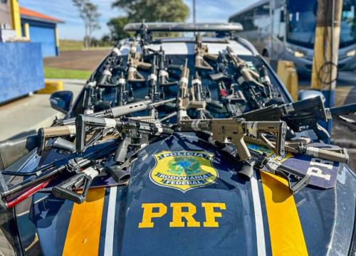 Fuzis apreendidos no Paraná (Foto: PRF/Divulgação)