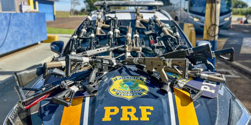 Fuzis apreendidos no Paraná (Foto: PRF/Divulgação)