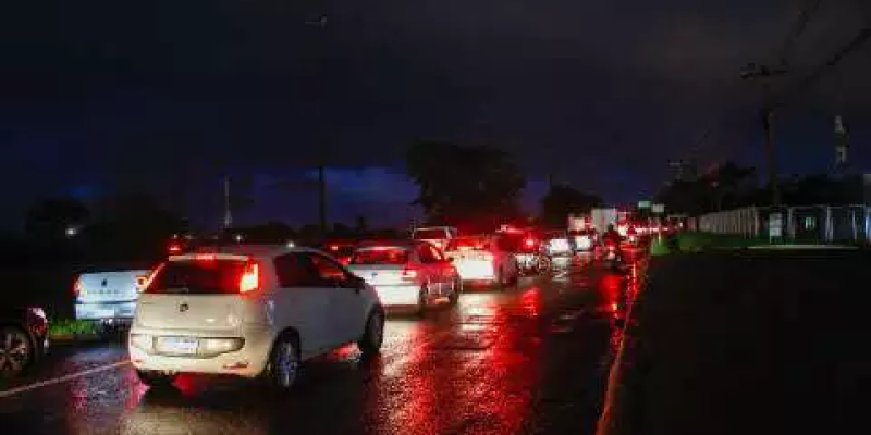 Fila de carros na Av. Ministro João Arinos sentido Três Lagoas (Foto: Juliano Almeida)