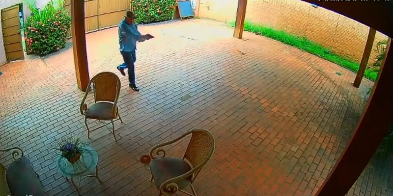 Imagens de câmeras de segurança mostram o momento em que ocorreu o crime, na terça-feira (24)