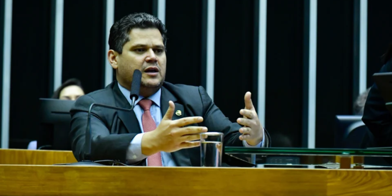 Mais cedo, a Comissão de Constituição e Justiça do Senado rejeitou, por unanimidade, o projeto
