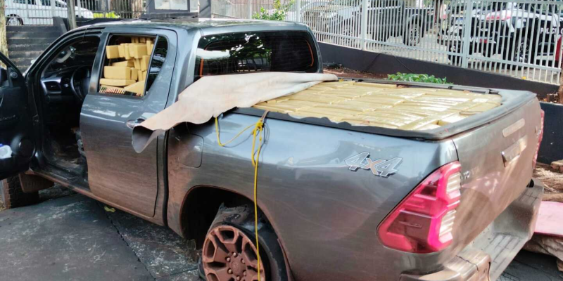 Caminhonete abarrotada com maconha foi apreendida nesta manhã - Foto: Osvaldo Duarte