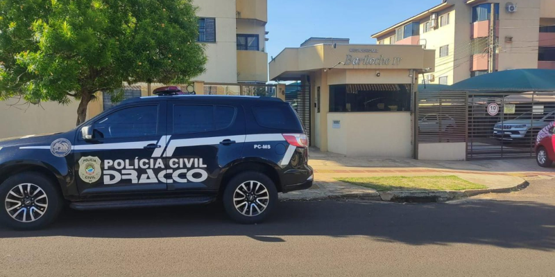 Viatura do Dracco em frente a um condomínio residencial na Vila Carlota. (Reprodução, Polícia Civil)
