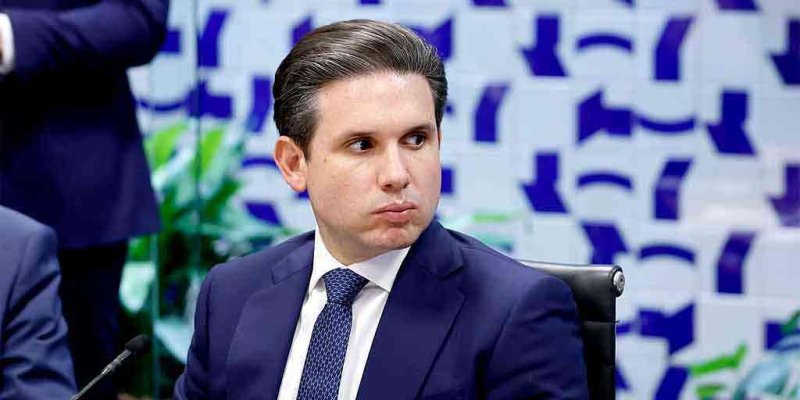 Presidente da Câmara, o deputado Hugo Motta (Republicanos-PB) está aborrecido com o líder petista, Lindbergh Farias (RJ)