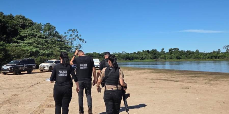 Policiais na margem do Rio Taquari, onde foragido foi encontrado morto (Foto: Divulgação)