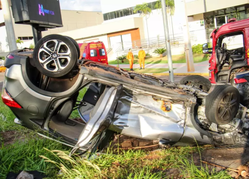 HR-V ficou com as quatro rodas para cima depois da batida; veículo teve a parte dianteira destruída pelo fogo (Foto: Juliano Almeida)