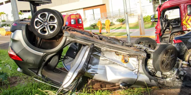 HR-V ficou com as quatro rodas para cima depois da batida; veículo teve a parte dianteira destruída pelo fogo (Foto: Juliano Almeida)