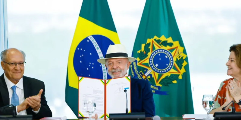 Lula (PT) com o decreto assinado que promulga o acordo entre Mercosul e União Europeia - 
Imagem: Ricardo Stuckert / PR