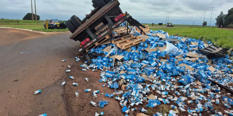 Carga de cerveja tombou e população foi liberada a recolher latas. (Foto: Fábio Dorta/Imagem cedida)