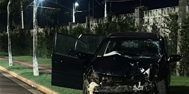 Frente do carro onde o grupo estava ficou destruída; Foto: Ligado Na Notícia