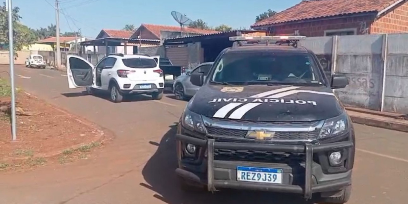 Policiais flagraram o momento que etanol era vendido de forma irregular (Foto: Divulgação/PC)