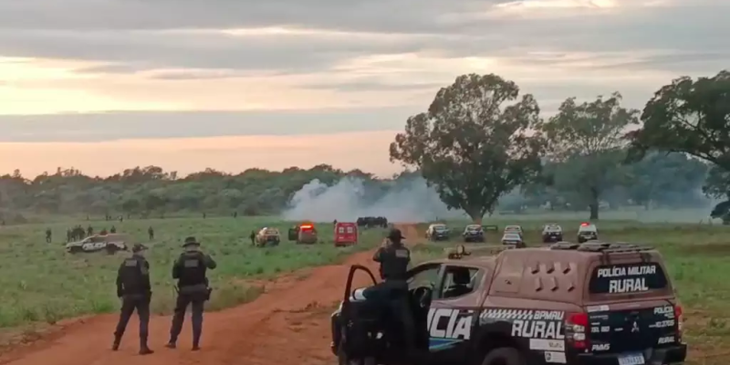 Policiais na área ocupada pelos indígenas em Amambai (Foto: Aty Guasu/Reprodução)