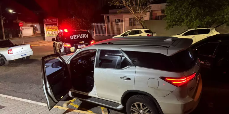 SW4 flagrada com suspeitos durante prisão na Capital. (Foto: Divulgação)