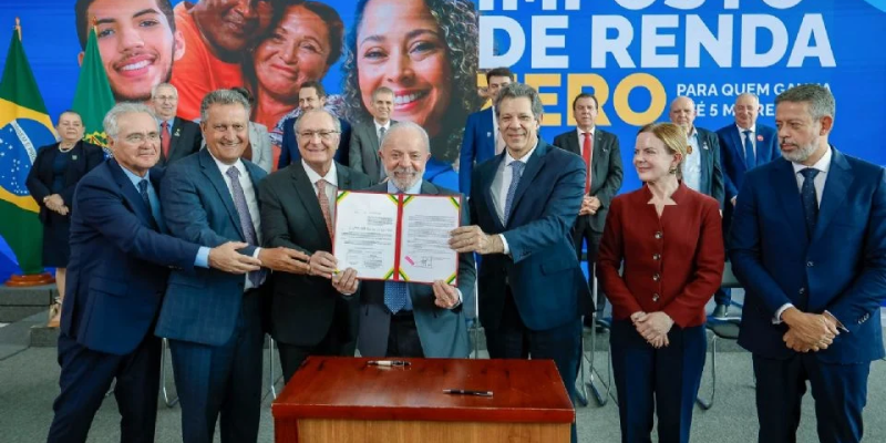 Lula sanciona lei que isenta trabalhadores que ganham até R$ 5 mil mensais do IR.
Créditos: Ricardo Stuckert / PR