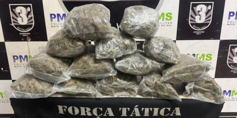 Pacotes de skunk apreendidos com o adolescente durante corrida por aplicativo (Foto: Divulgação/PM)