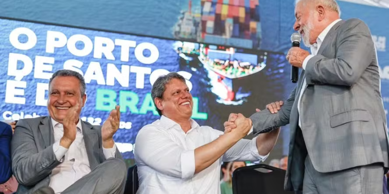 Tarcísio de Freitas e Lula em Santos — Foto: Ricardo Stuckert