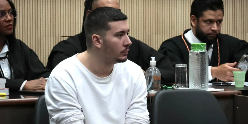 João Augusto Borges de Almeida no banco dos réus, na 2ª Vara do Tribunal do Júri. Imagens -  Pietra Dorneles