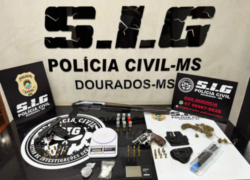 Armas, munições e droga apreendidas com os três suspeitos presos (Foto: Divulgação) 