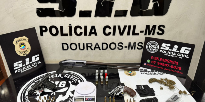 Armas, munições e droga apreendidas com os três suspeitos presos (Foto: Divulgação) 