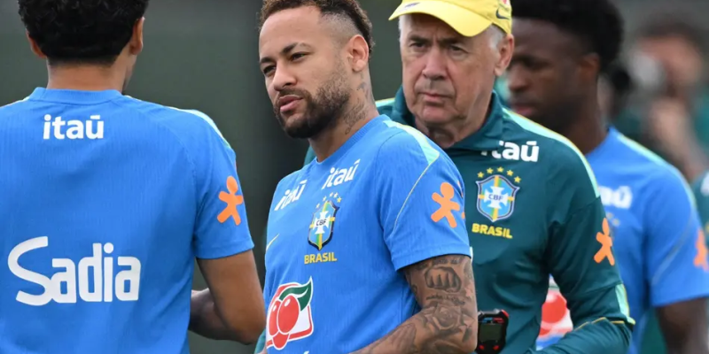 Neymar e Carlo Ancelotti durante treino da Seleção Brasileira (Foto: Mauro PIMENTEL / AFP)