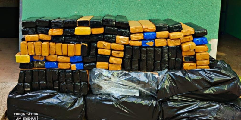 Droga já estava separada em tabletes e em sacos pretos, pronta para o transporte (Foto: Divulgação/PM)