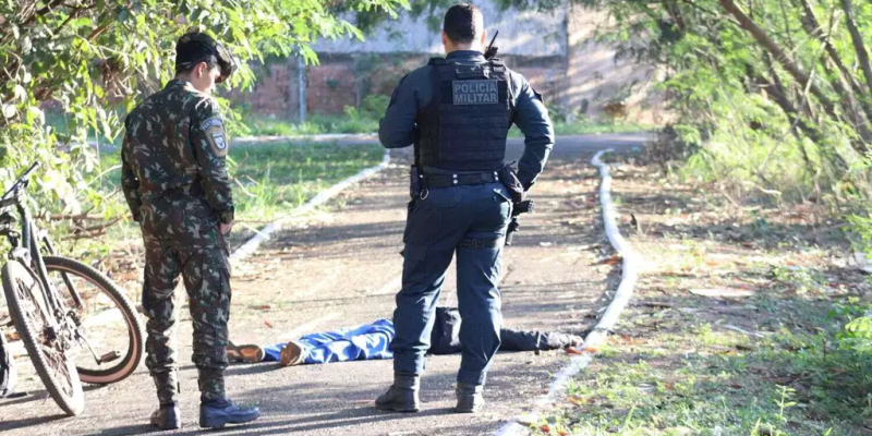 Militar do Exército, policial e vítima em ciclovia. (Foto: Osmar Veiga)