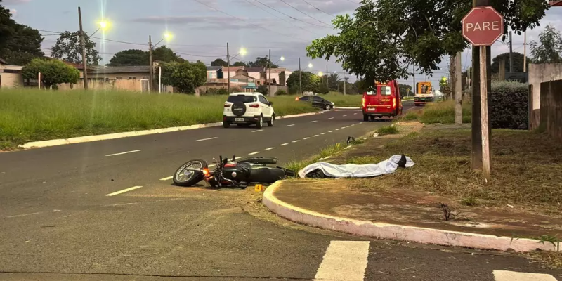 Motociclista caiu na calçada após batida e morreu antes do socorro chegar (Foto: Bruna Marques)