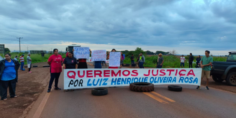 Moradores durante bloqueio da BR-163 em trecho onde motociclista morreu (Foto: Leandro Holsbach)