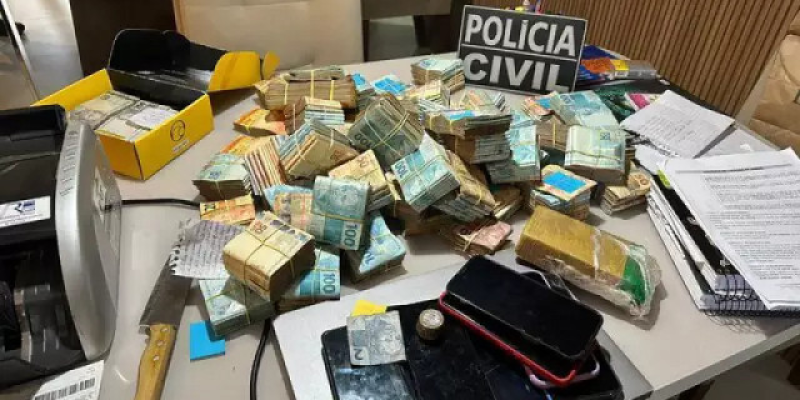 Parte do dinheiro, celulares e outros objetos apreendidos na operação - Foto: Divulgação