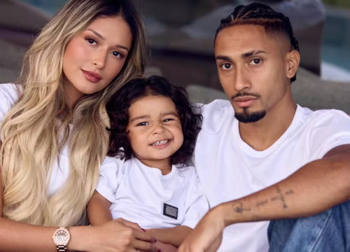Natalia Belloli e Raphinha com o filho Gael — Foto: Reprodução/Instagram