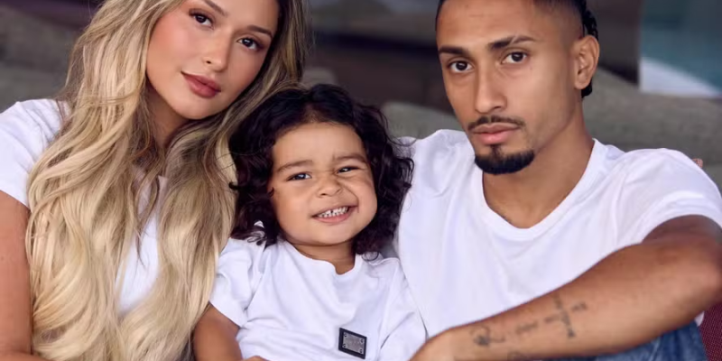 Natalia Belloli e Raphinha com o filho Gael — Foto: Reprodução/Instagram