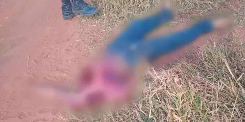 Corpo da vítima sem a cabeça e com diversos ferimentos (Foto: Direto das Ruas)